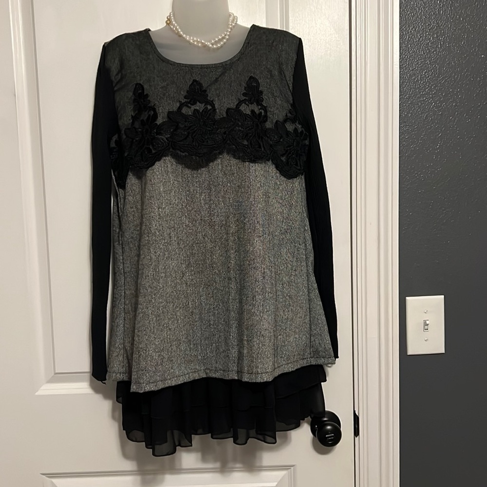 Beautiful Women’s Top by Classic Fashion (XXL)